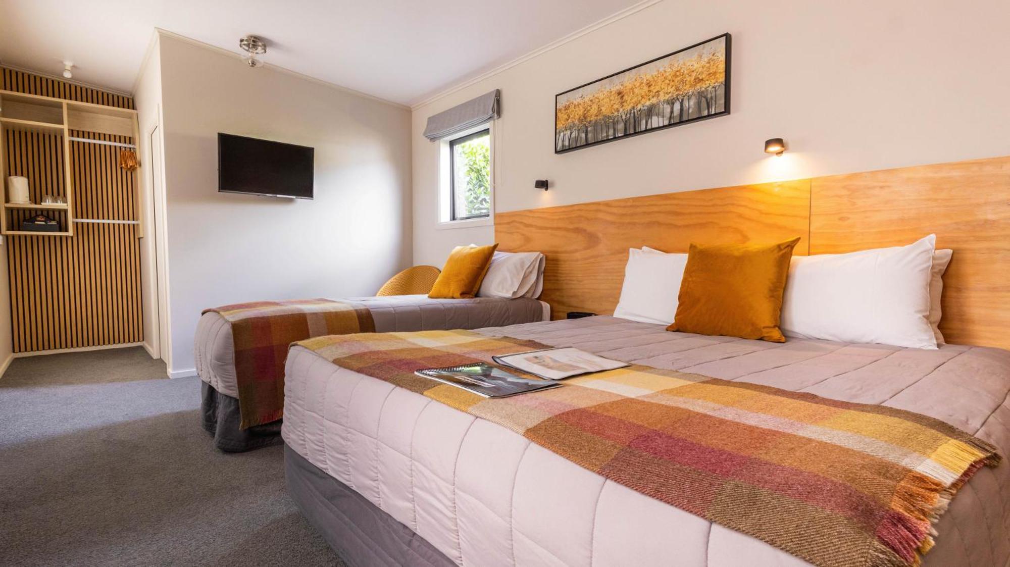 Shakespeare House Bed & Breakfast Te Anau Ngoại thất bức ảnh